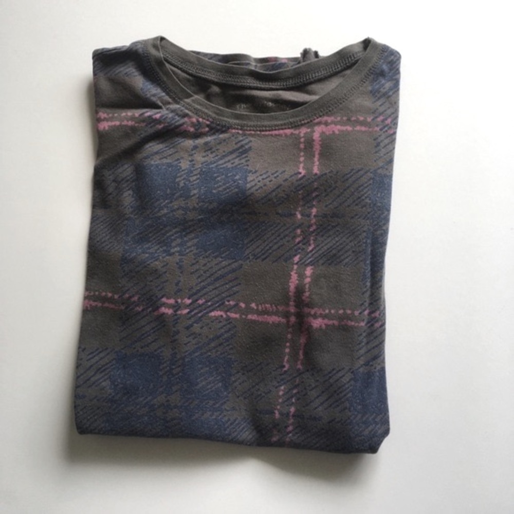 • Gray long sleeve shirt •